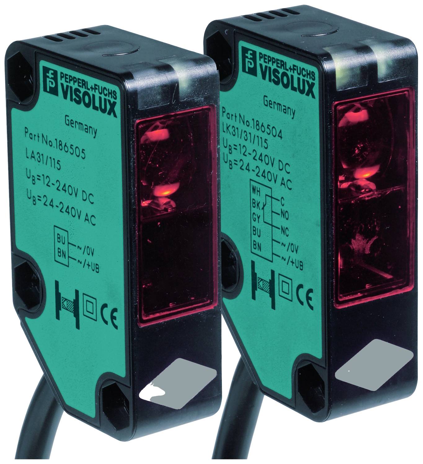 To Danish:<br><br>To optoelektroniske sensorer fra Pepperl+Fuchs, model Visolux, med grønne etiketter og tekniske specifikationer på forsiden.