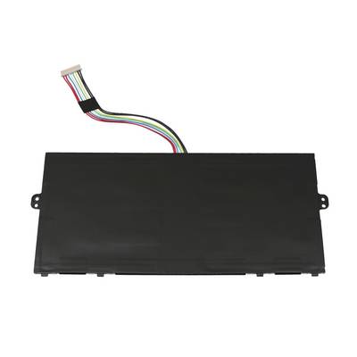 Sort bærbar computer-batteri med farverig kabelstik på hvid baggrund.