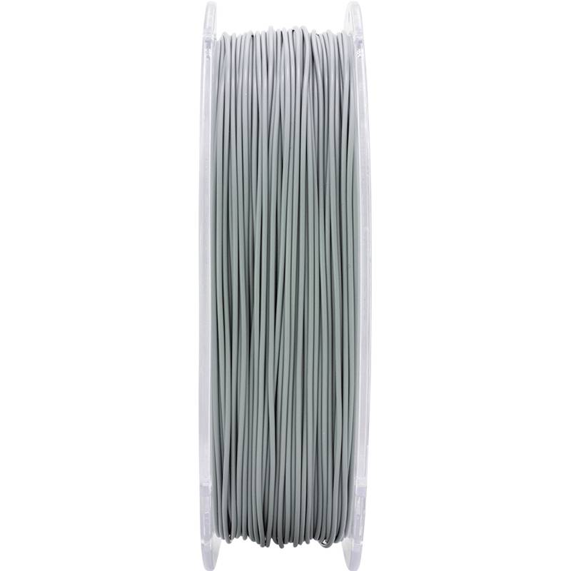 En spole med gråt 3D-printfilament, stående oprejst, viser den ensartede vikling af materialet til printprocessen.