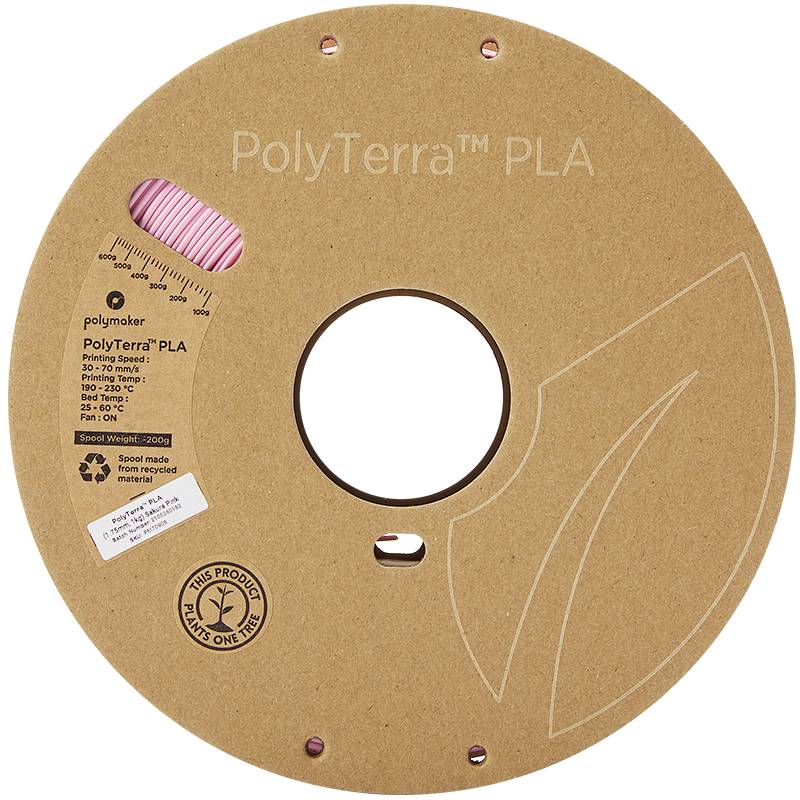 En beige filamentrullle af pap med påtrykt 'PolyTerra PLA'. Skalaen viser filamentlængde. Miljøvenligt materiale.
