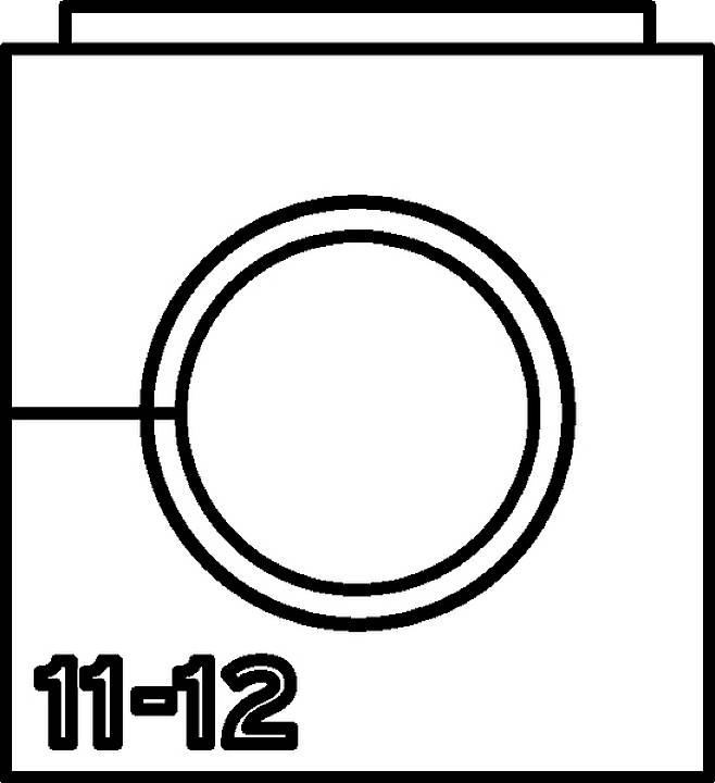 '11-12' tekst i en kvadratisk form med en central, stor cirkel. Minimalistisk design.
