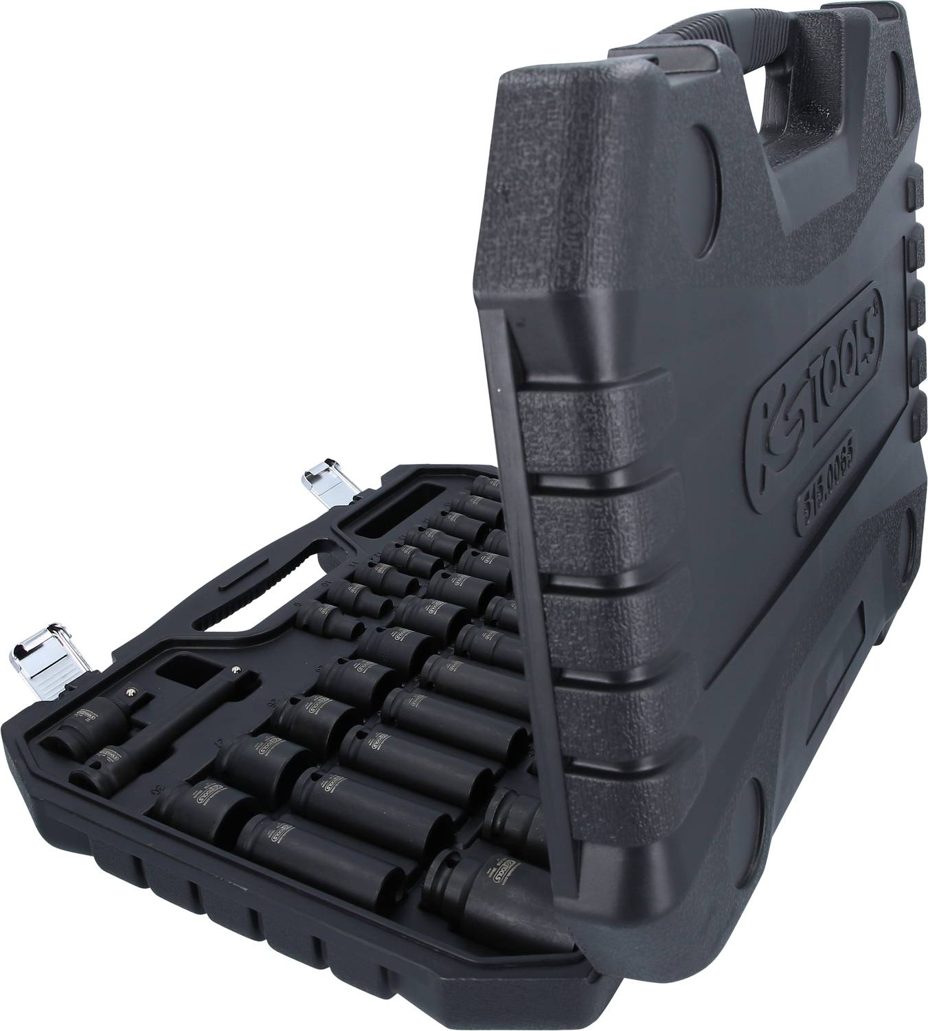 En åben sort værktøjskasse med mange topnøglevedhæng i forskellige størrelser i ordnede rum.