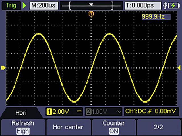 Oscilloskopskærmen viser en gul sinuskurve med en frekvens på 999,9 Hz og en spænding på 12,00 V på kanal 1.