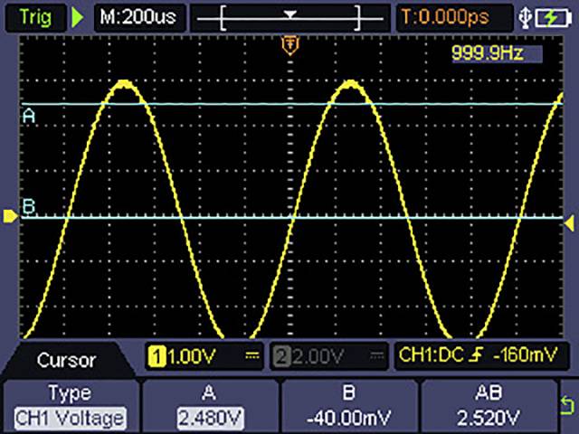 Et oscilloskop viser en gul sinuskurve ved 999,9 Hz. Måleværdier: 2,480 V spænding, horisontale og vertikale akser med markeringer.