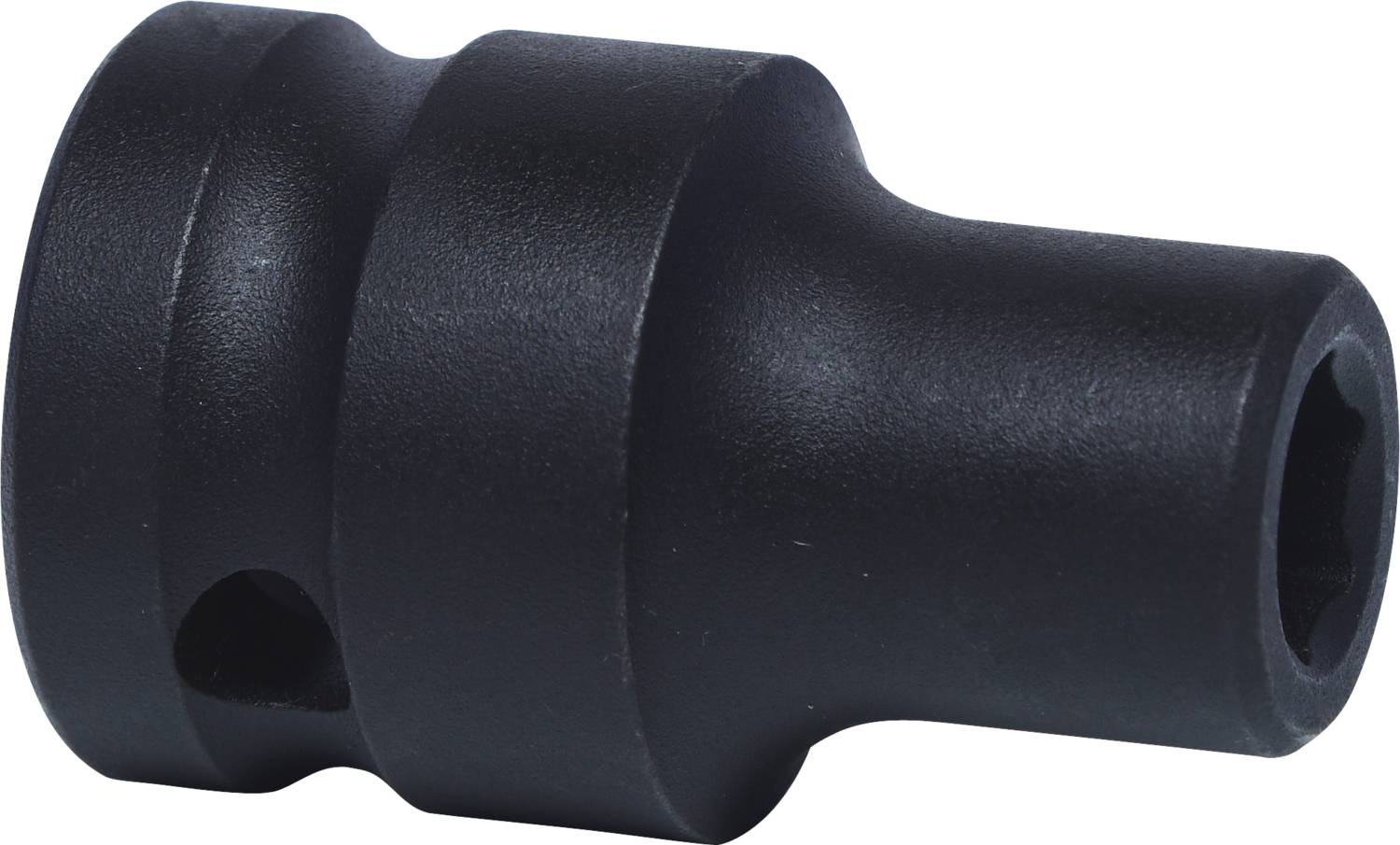 En sort metaladapter, cylinderformet, med en åbning på den ene side. Muligvis til en teknisk enhed.