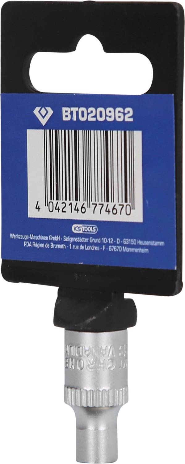 Borevedhæng med emballage. Produktkode BT020962. Stregkode nedenunder. Sølvfarvet vedhæng i sort holder.