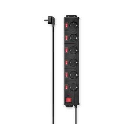 En sort stikdåse med seks udtag, alle individuelt tændbare, og et langt kabel med en vinklet stik.