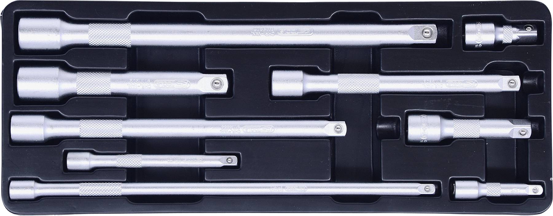 Et sæt bestående af flere sølvfarvede forlængerled og adaptere i en sort holder, beregnet til værktøjer som topnøgler.