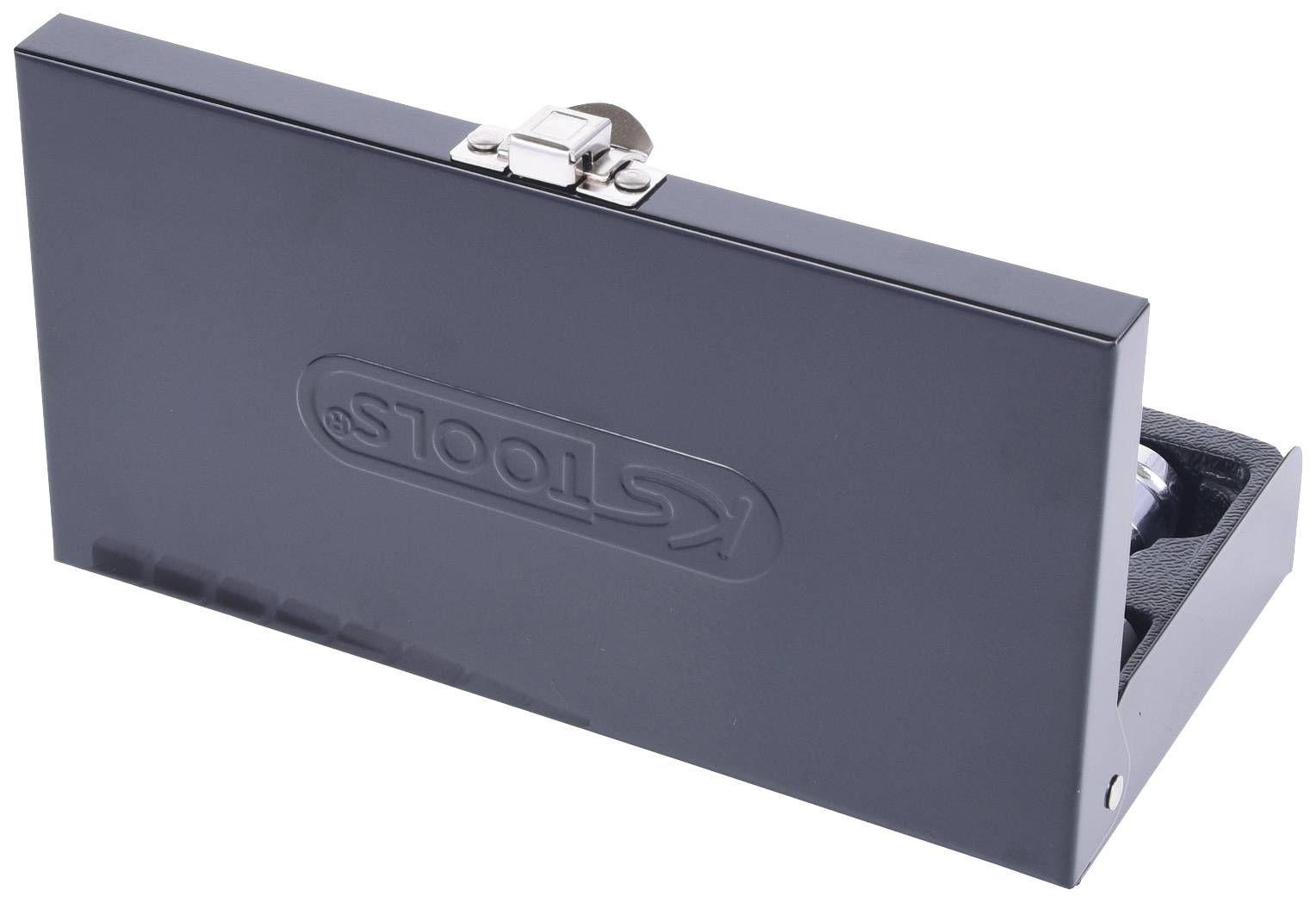 En sort metalæske med et klikbeslag, delvist åben, viser værktøjslogoet 'STOOLS' på oversiden.