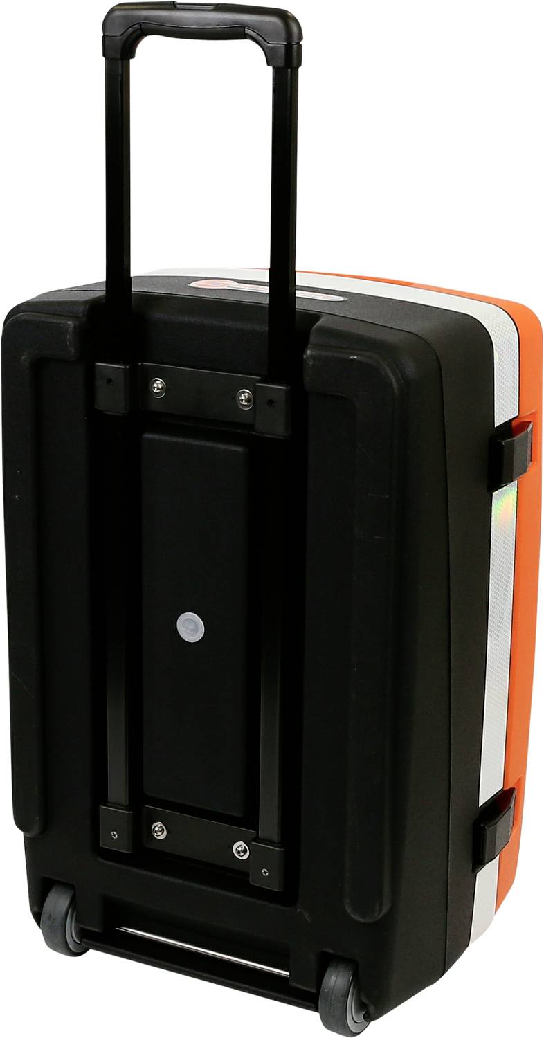 En stor sort hardcase kuffert med orange og hvide striber på siderne, stående lodret oprejst med udtrukket teleskopstang.