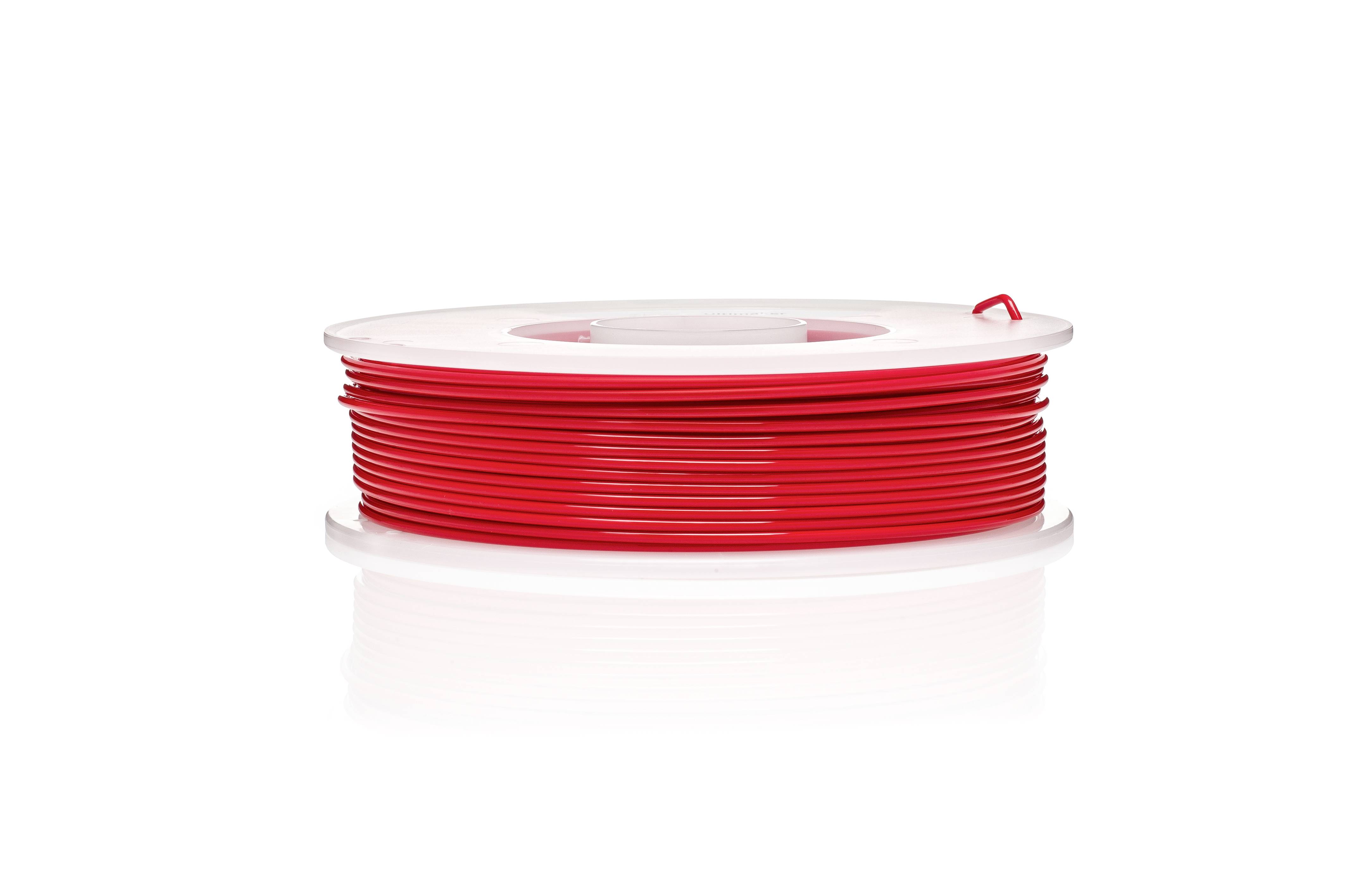 Rulle med rødt 3D-printerfilament lavet af plast på hvid baggrund.