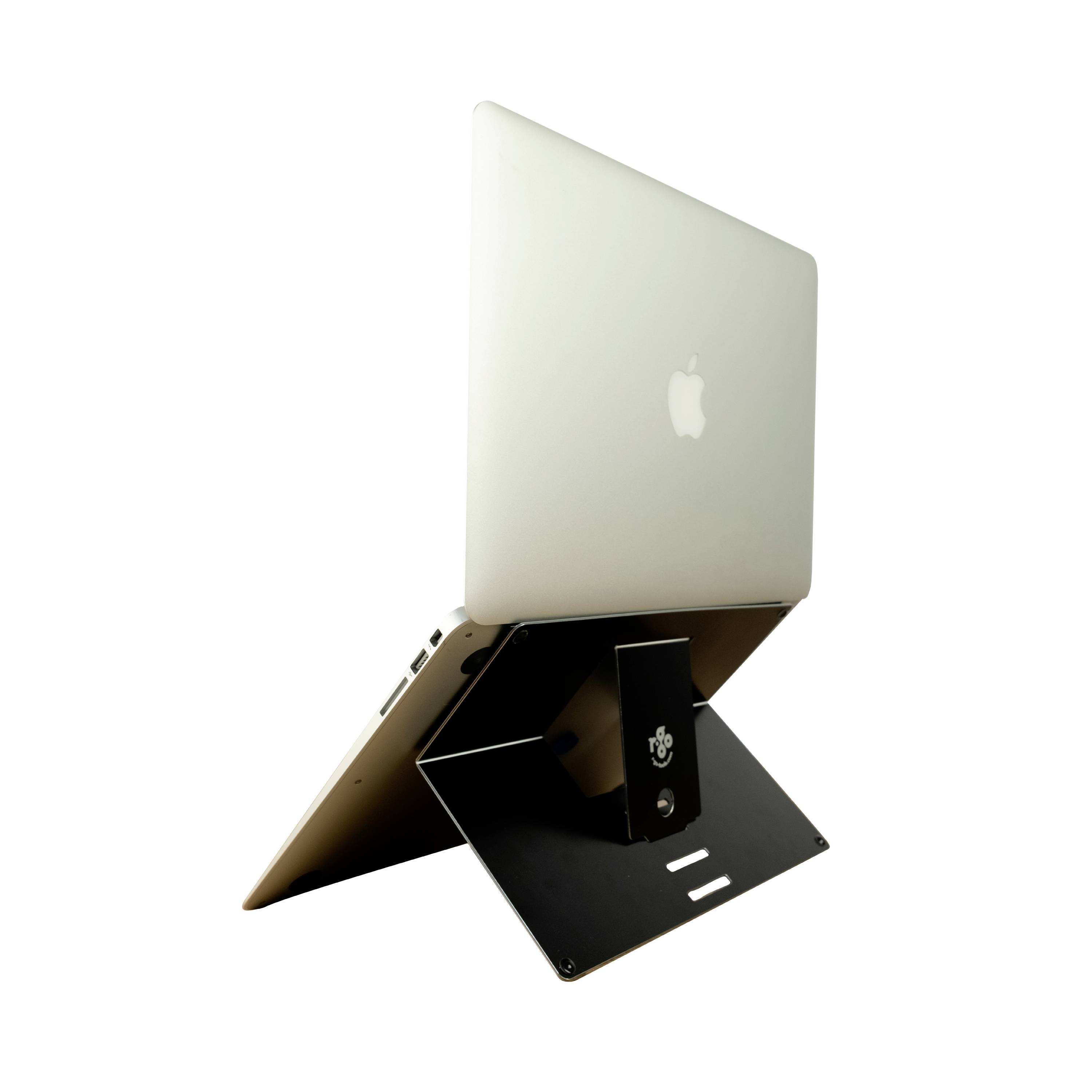 En bærbar computer på en sort holder, set fra siden bagfra. Computerens logo er synligt. Holderen løfter enheden.
