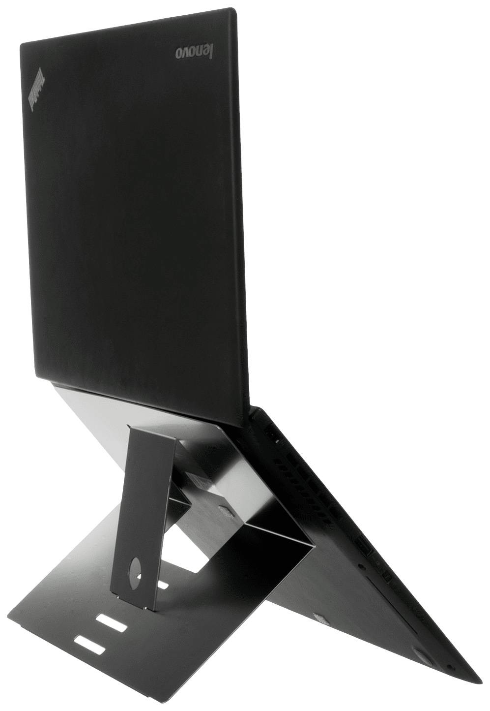 Bærbar computer på en foldbar støtte, tyndt design, let vinklet. Mærkelogo synlig, stående oprejst.