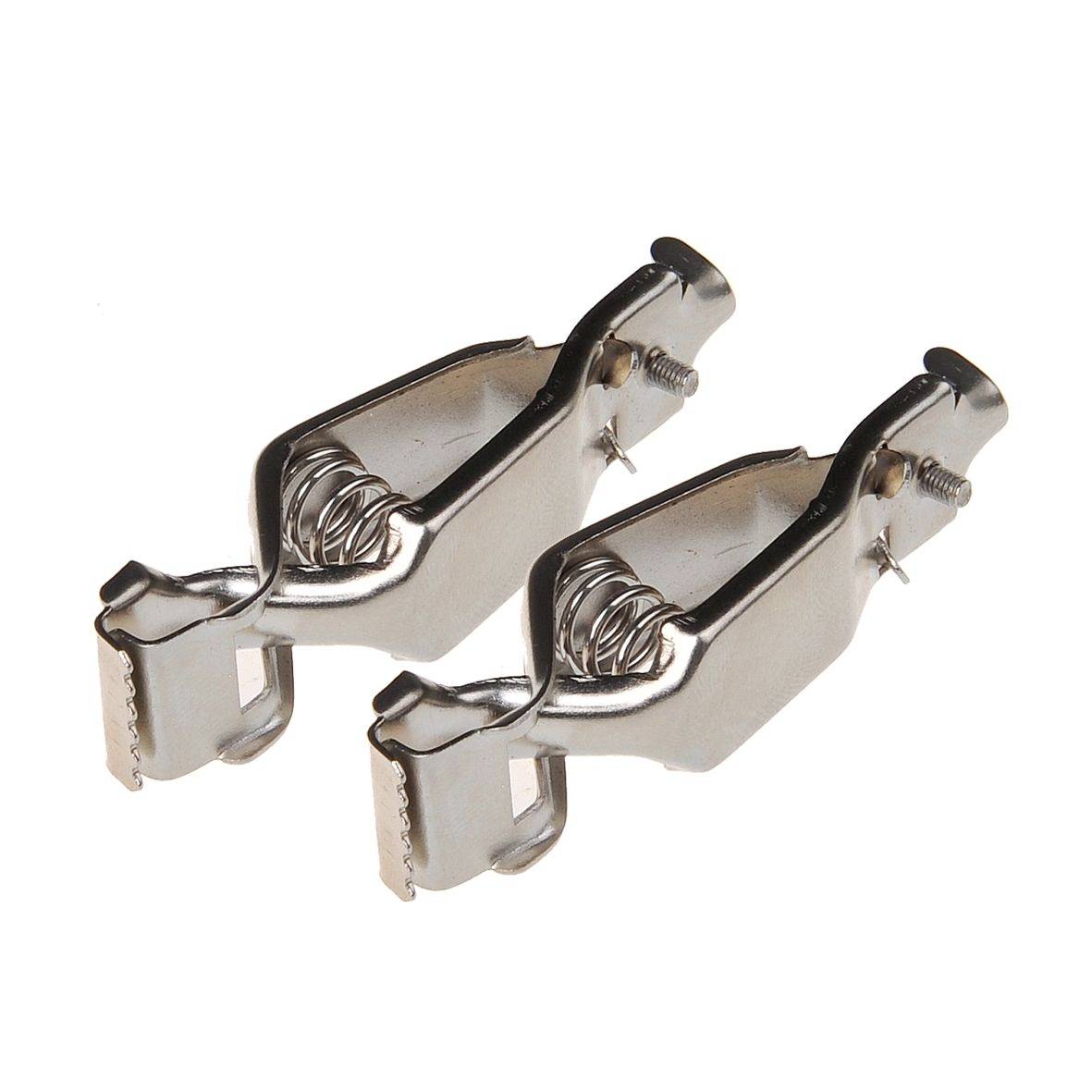 To fremde sølvfarvede metalclips med skruefjedremekanisme, placeret ved siden af hinanden på en hvid baggrund.