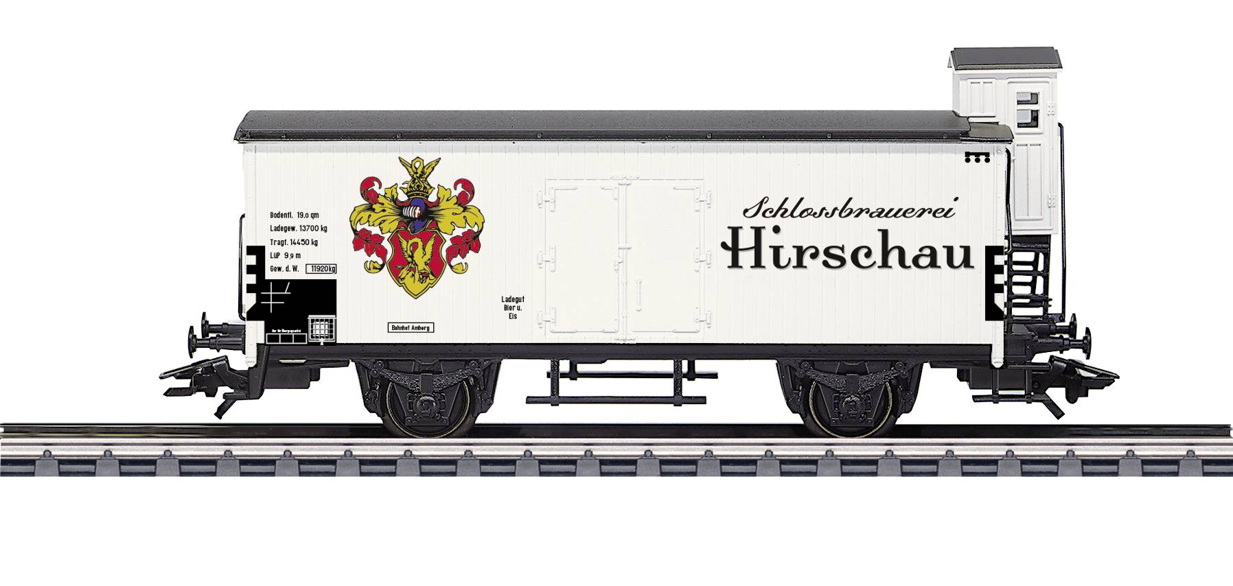 En model af en godsvogn fra 'Schlossbrauerei Hirschau' med våbenskjold, står på skinner. Hvid vogn med detaljeret design.