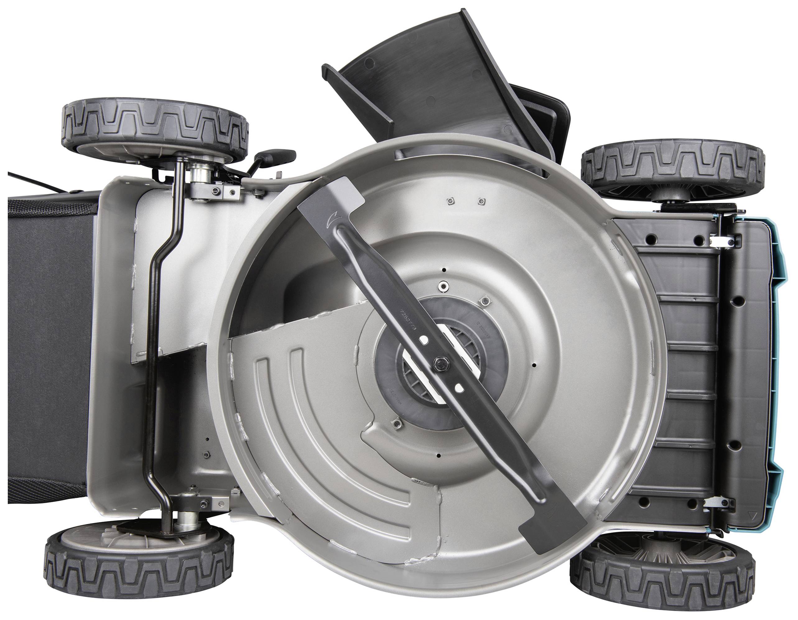 Plæneklipper set fra neden, med synligt metalblad og hjul. Hus og sikkerhedsdæksel er slået til side.