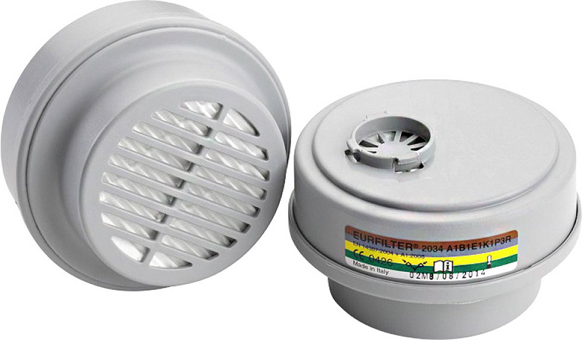 To prå grå åndedrætsværnsfiltre, hvor den ene viser forsiden med ventilationshuller, og den anden bagsiden med etiket og påtrykt tekst.