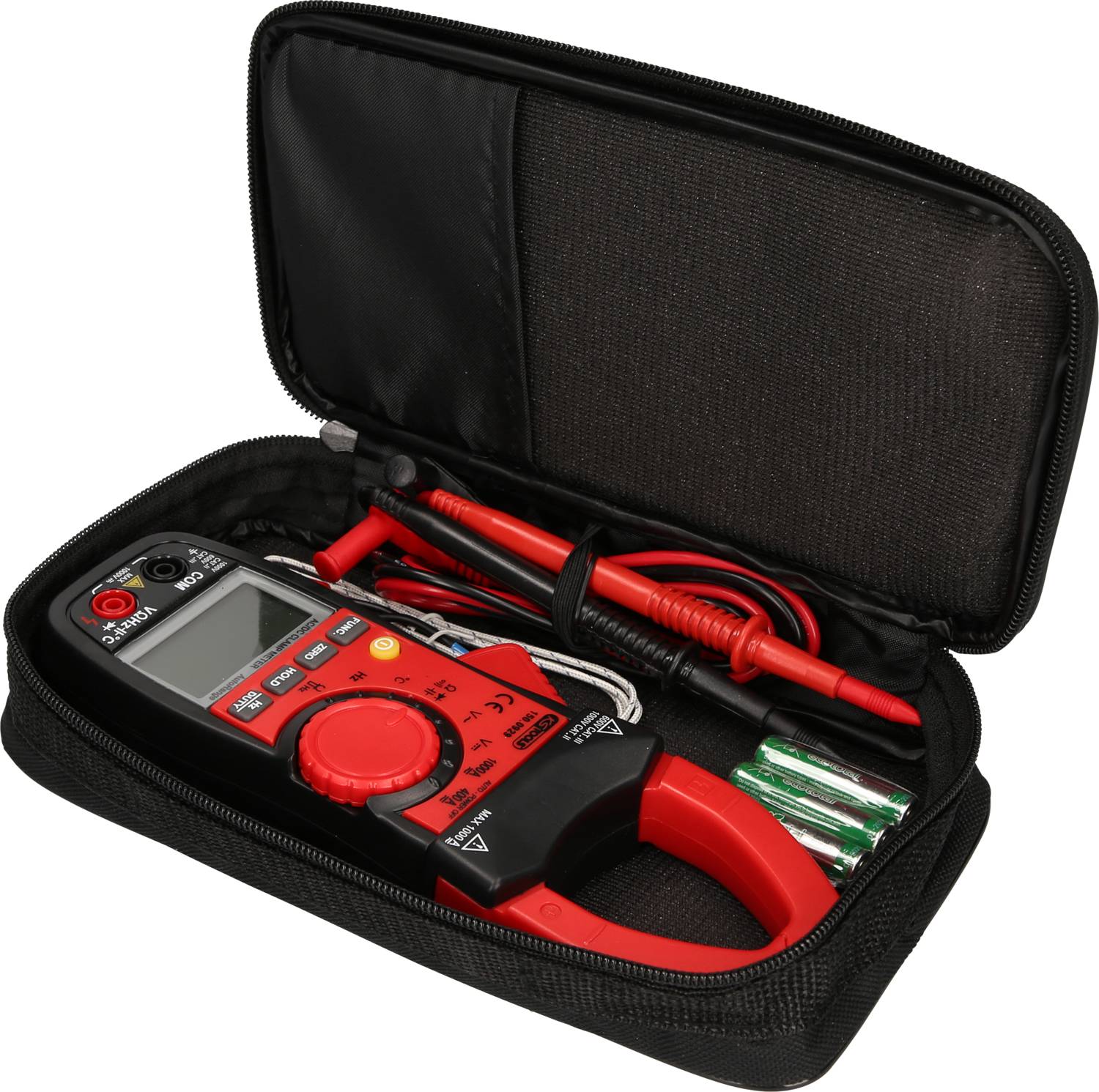 En åbnet kuffert med et digitalt multimeter og tilbehør, herunder måleledninger og batterier.