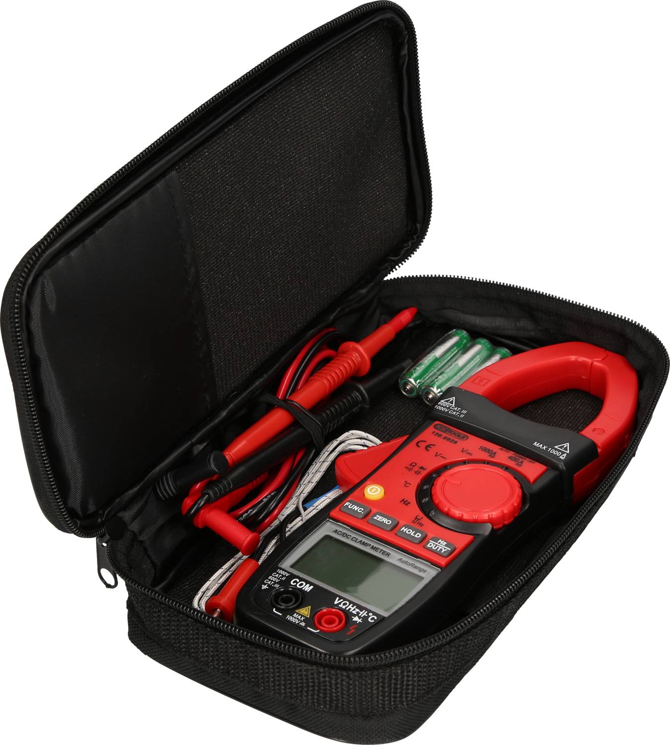 Åbnet sort taske med et digitalt multimeter, røde måleledninger og to batterier. Perfekt til elektroniske målinger.