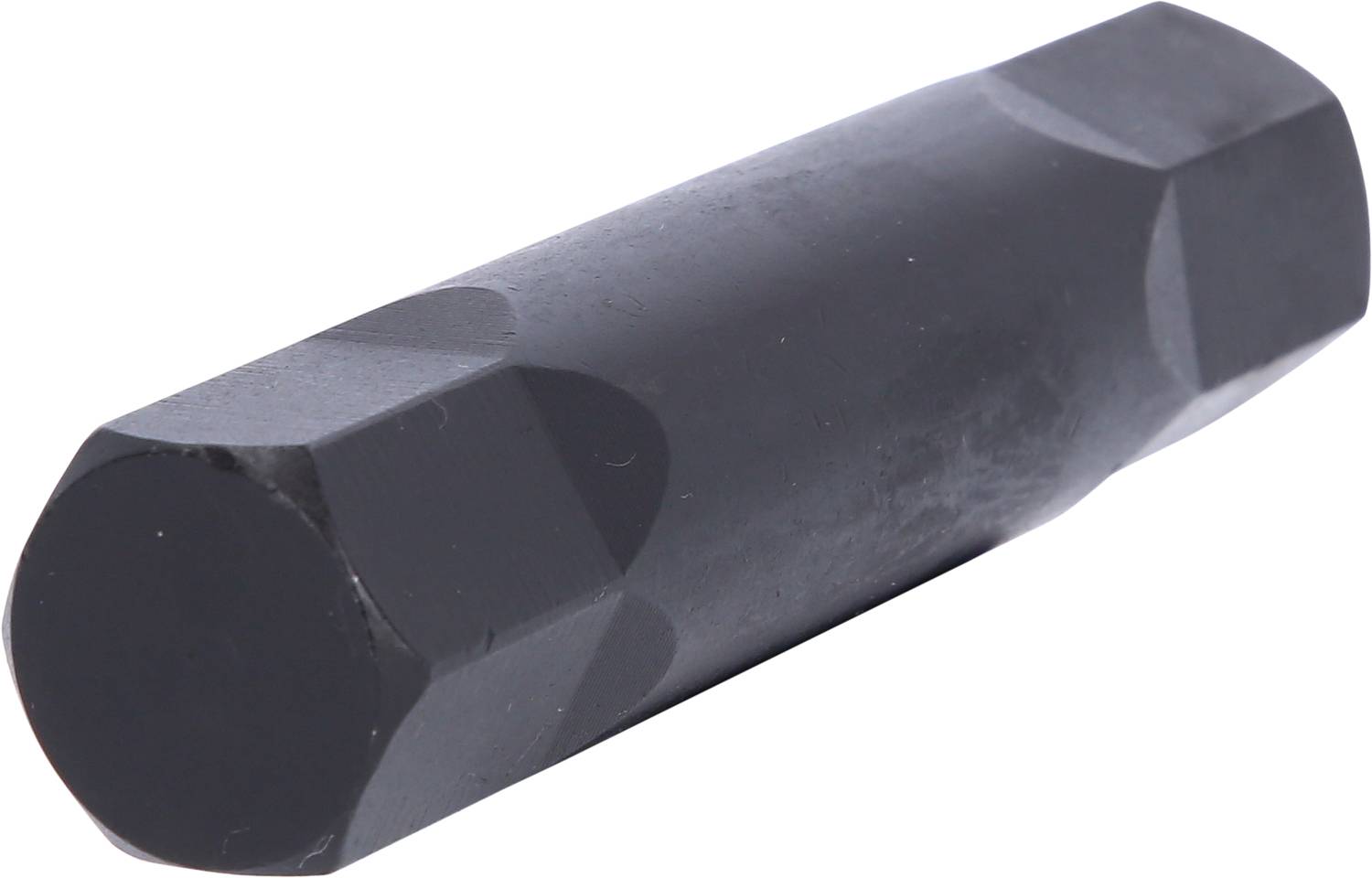 Et sort, sekskantede metalstykke ligger vandret. Det har en glat overflade og skråt afskårne ender.
