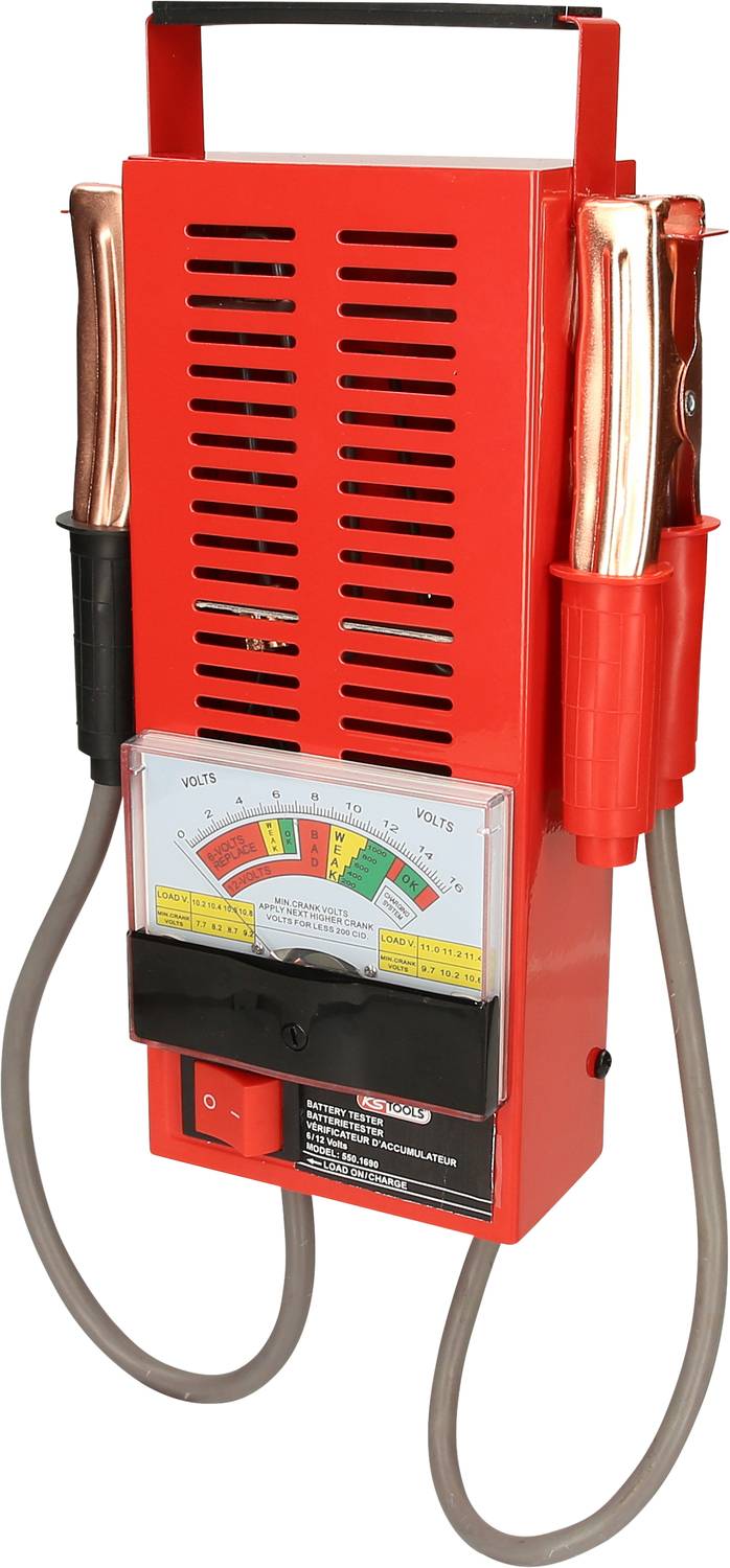 Et rødt batteritestapparat med en analog måleindikator viser batteriens opladningstilstand. Kabler og klemmer er monteret i siderne.
