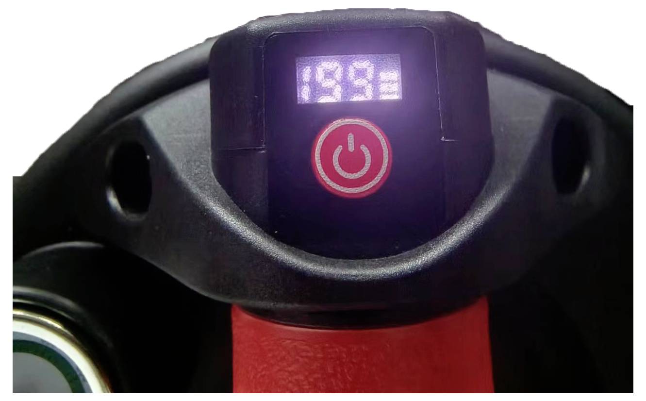 Digital display på en elektrisk scooter viser '13,9'. Nedenunder en rød tænd/sluk-knap.
