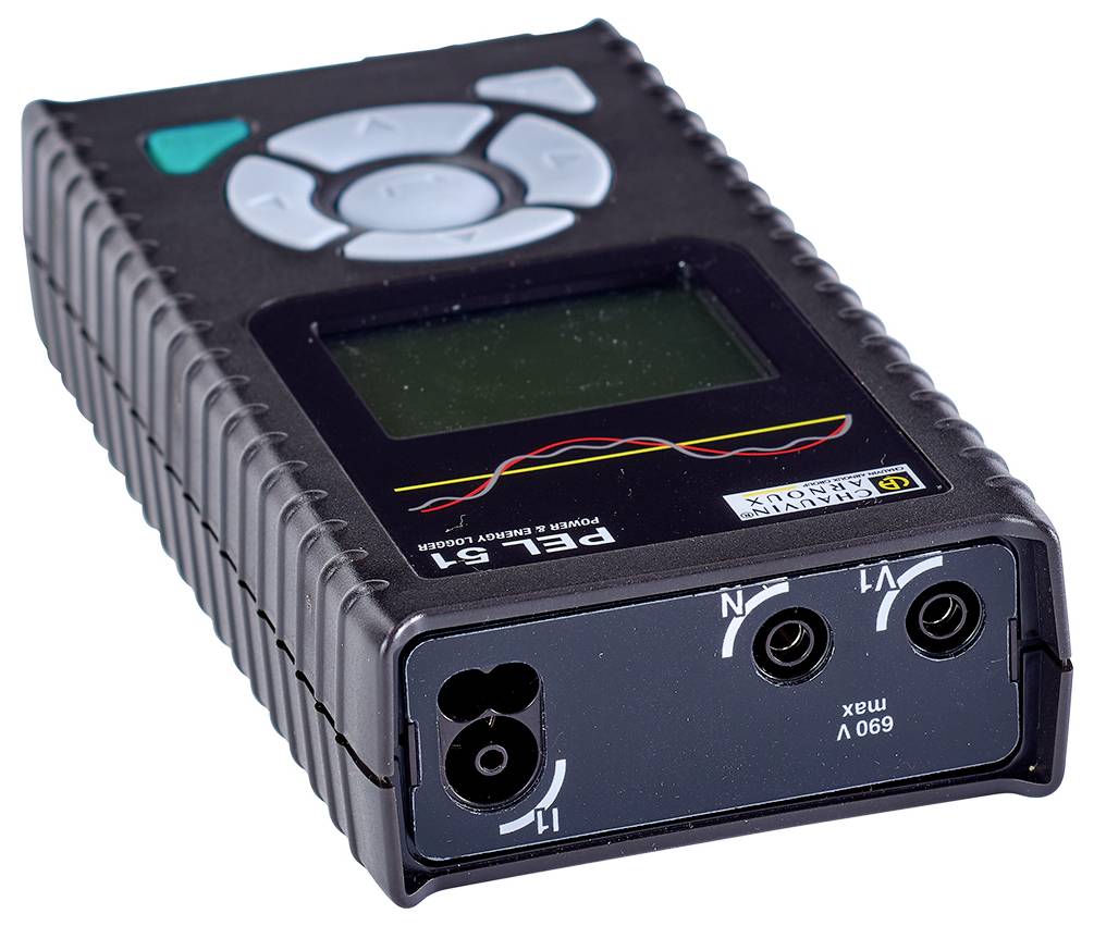 Et bærbart elektrisk testapparat med display og betjeningstaster. På forsiden er der to tilslutningsbøsninger.