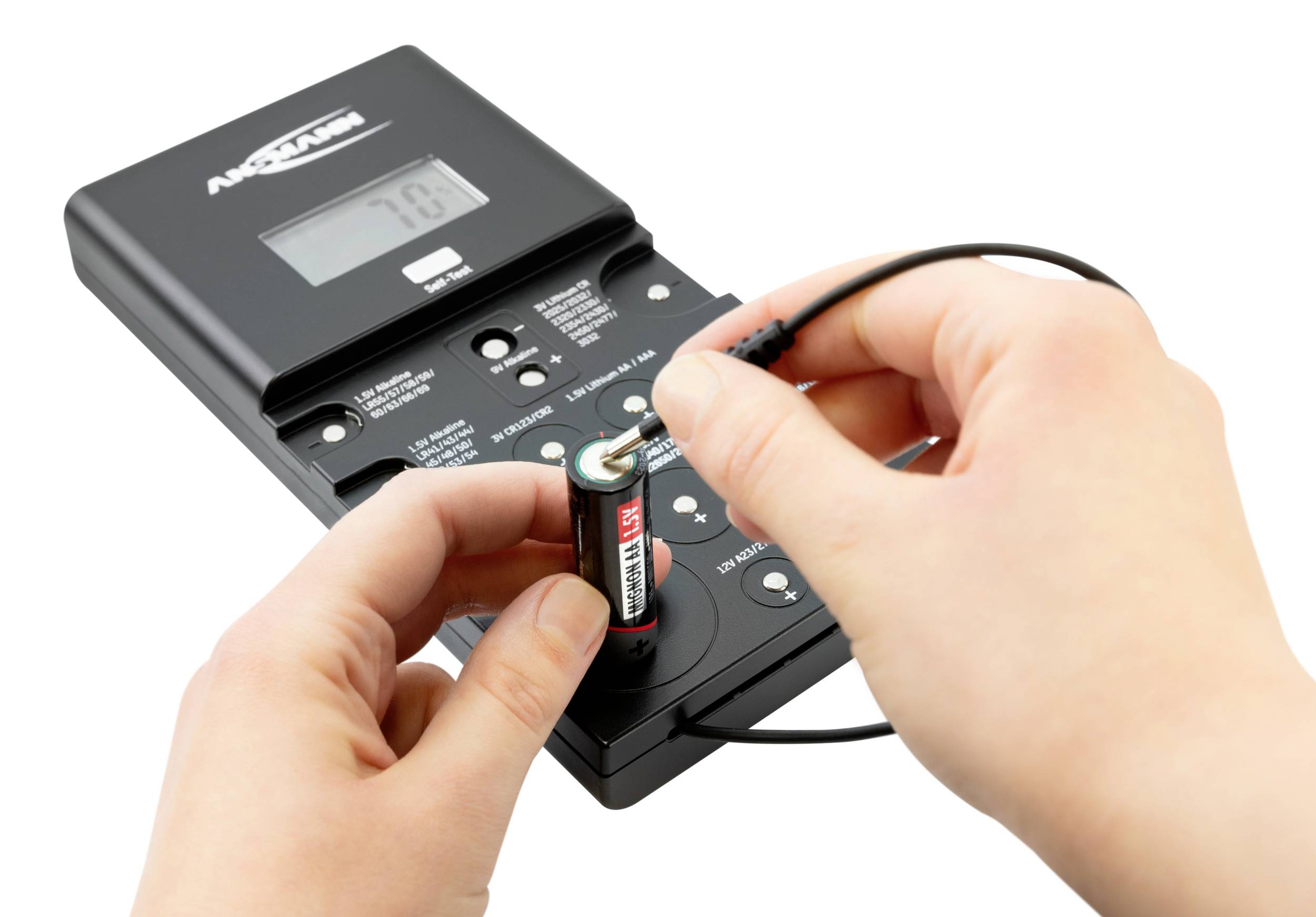 Hænder måler spændingen på et AA-batteri ved hjælp af et digitalt multimeter. Displayet viser '7.93'.