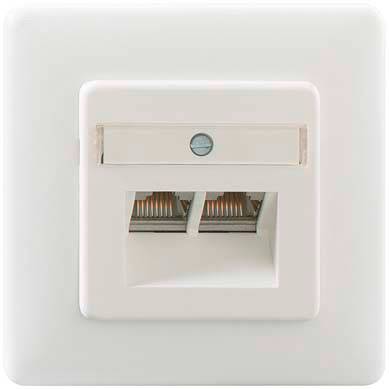 Dobbelt netværksstik i hvid vægmontering. Det indeholder to RJ45-stik til tilslutning af Ethernet-kabler.