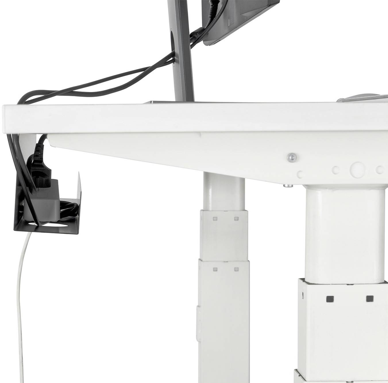 Et højdejusterbart skrivebord med en skærm ovenpå. Skrivebordet er holdt i en moderne, minimalistisk design.