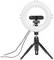 Stativ med ringlys og monteret kamera, velegnet til videooptagelser i professionelle omgivelser.