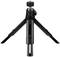 Et sort mini-stativ med tre udtrækbare ben foran en hvid baggrund, velegnet til kameraer eller smartphones.