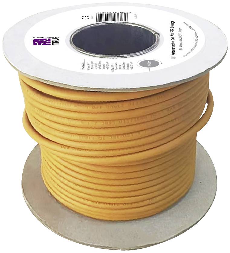 En stor rulle med orange kabel, viklet op på en grå plade. Foroven og forneden på rullen er hvide etiketter synlige.