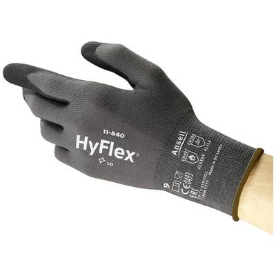 En hånd bærer en sort arbejdshandske med påskriften 'HyFlex 11-840' og sikkerhedscertificeringer på siden.