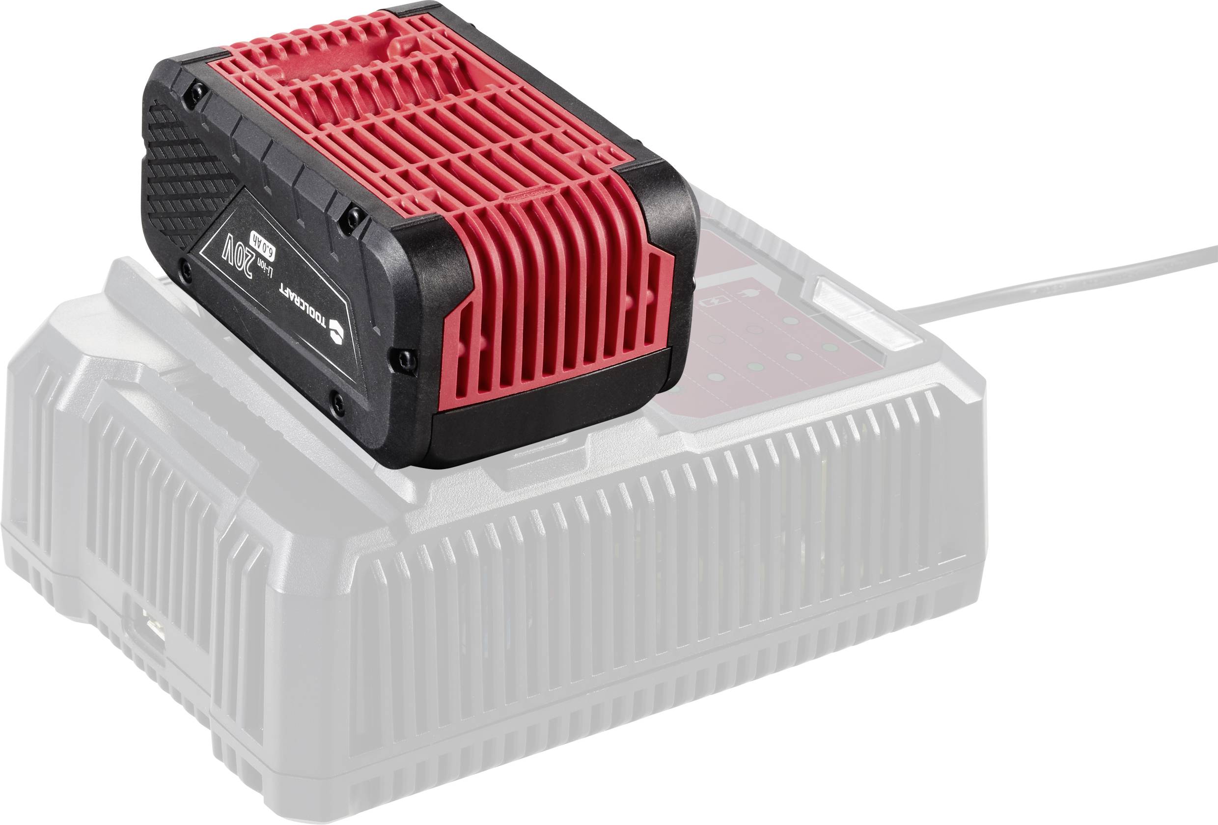Et sort og rødt batteriopladeren med et sort batteri oven på. Opladeren er tilsluttet en strømkilde.