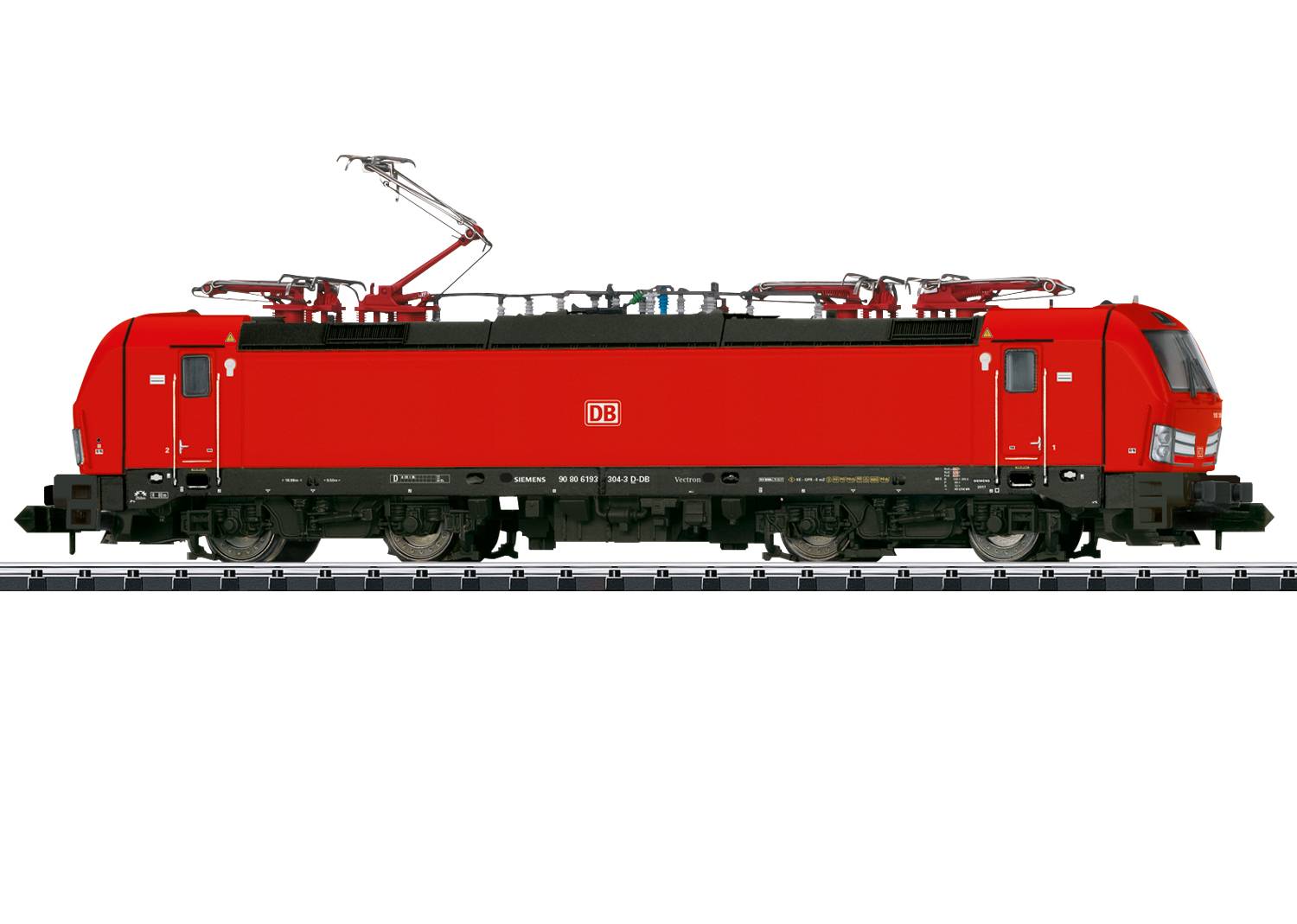 'Rød DB-lokomotiv på skinne, set fra siden. To strømaftagere er udfoldet. Markant DB-logo i midten.'