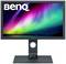En computerskærm fra BenQ viser et billede af nordlys over et mørkt landskab.
