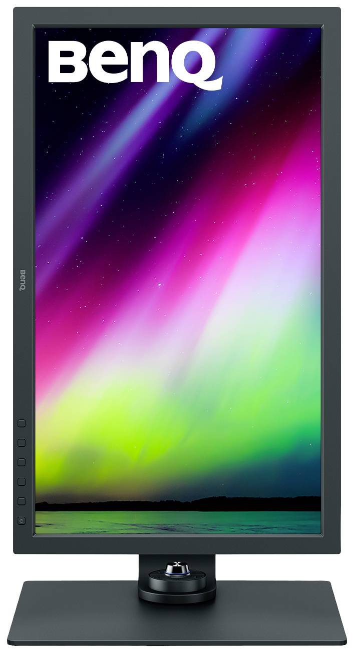 En skærm i højformat viser et farvestrålende nordlys på skærmen. Øverst ses logoet 'BenQ'.