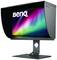 En sort BenQ-skærm med blændingsreducerende hætte viser et farverigt billede af nordlys på skærmen.
