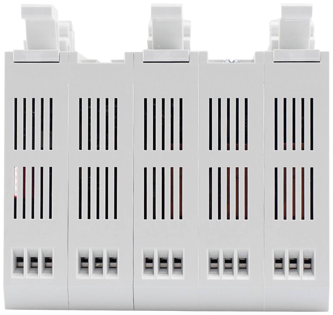 En hvid elektronisk enhed med flere ventilationsåbninger på forsiden, der bruges til elektrisk ledningsføring.