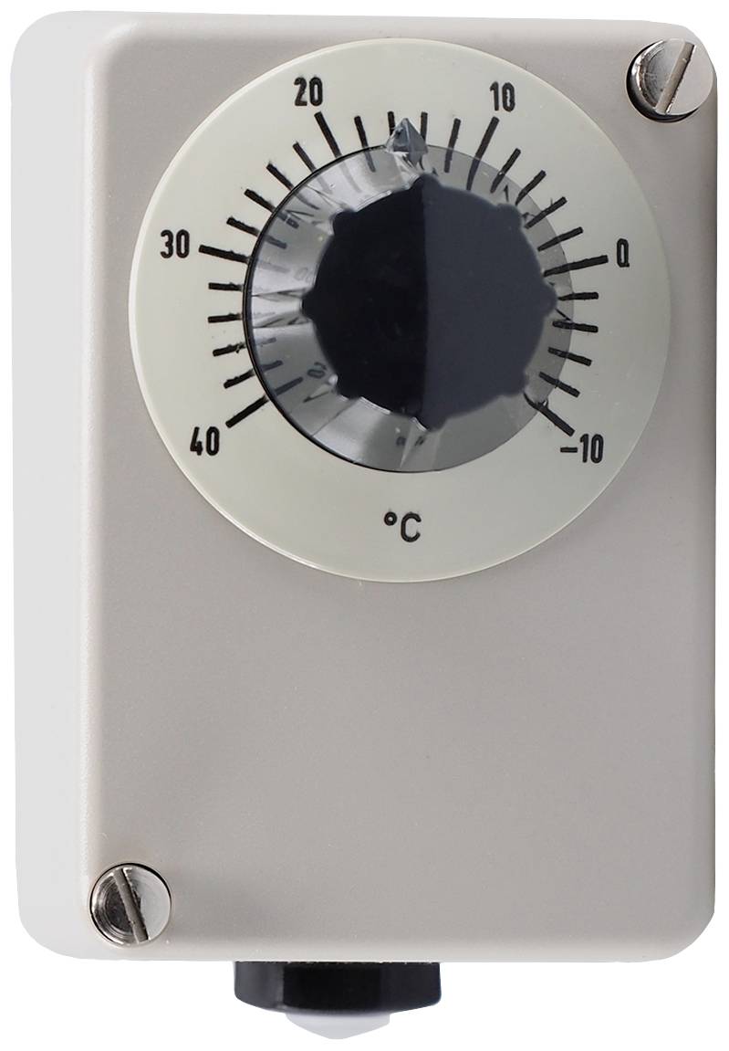 Termostaten på væggen med en skala fra -10 til 40 grader Celsius og en sort drejeknap til temperaturindstilling.