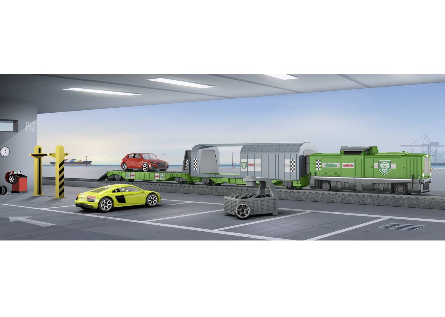 En grøn legetøgstogmodel på en parkeringshusrampe med gult og rødt legetøjsbil. Baggrund: Havn og kranstruktur.