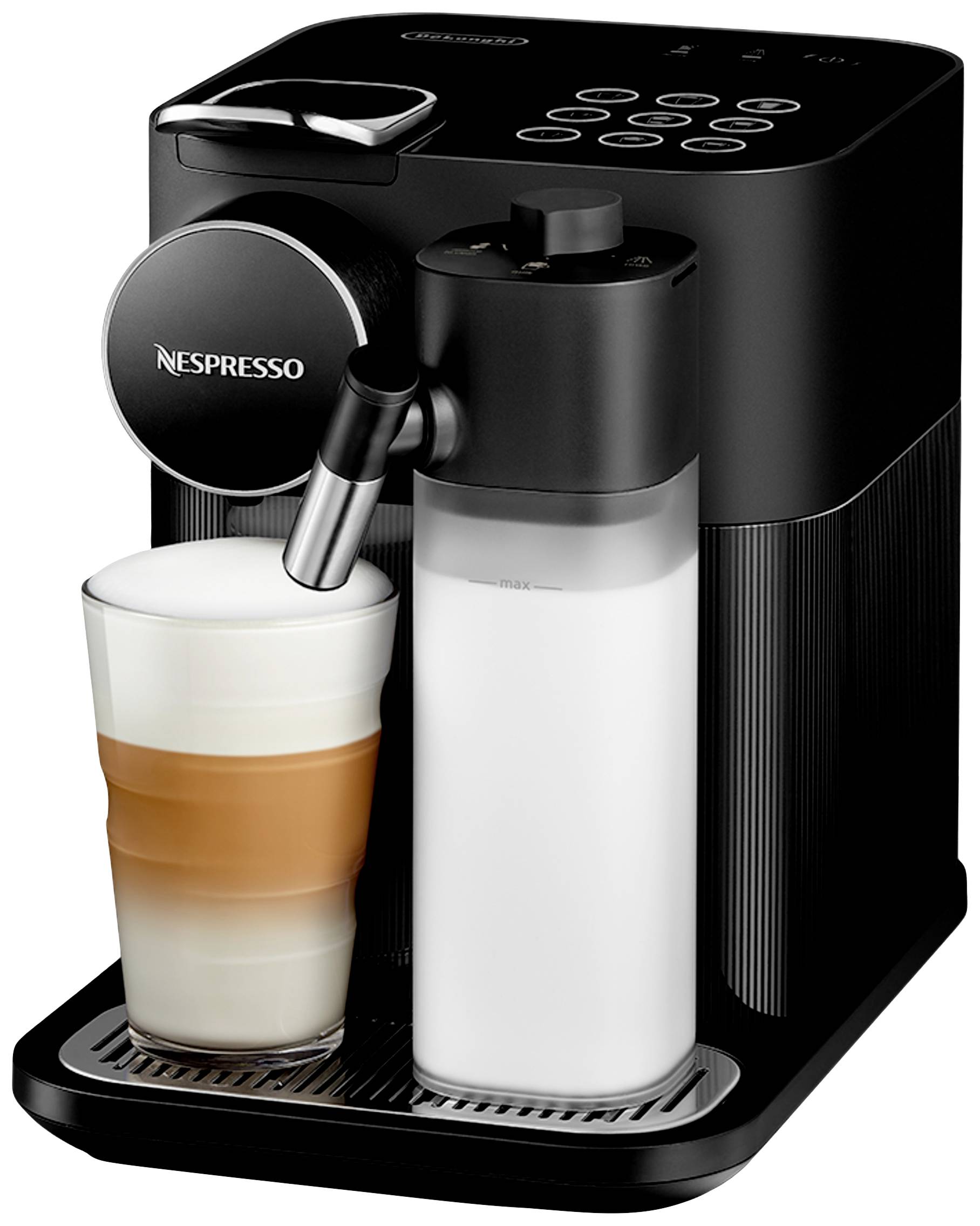 En sort Nespresso-maskine tilbereder en cappuccino. Et glas med lag af espresso og mælkeskum står på drypbakken.