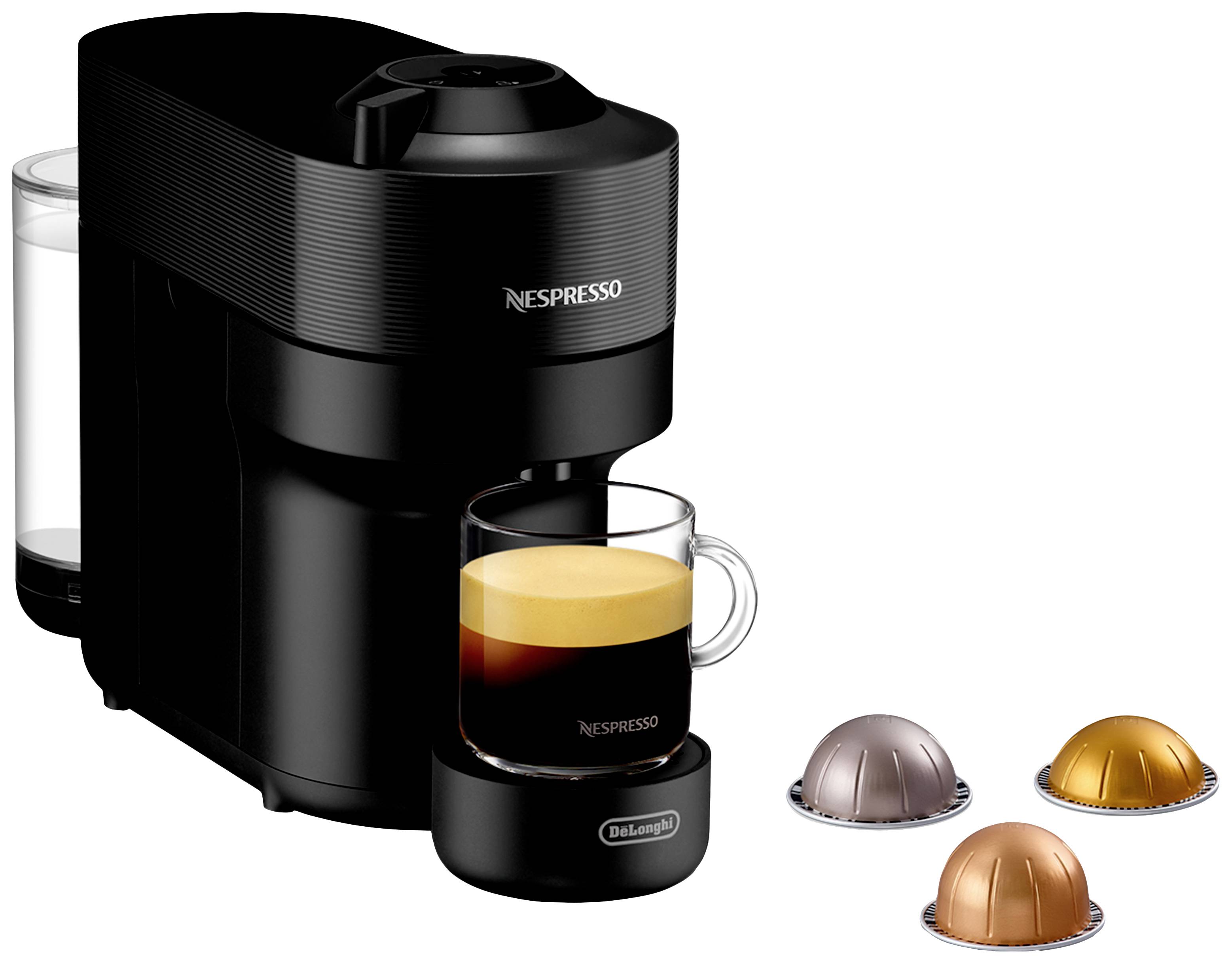 Kaffemaskine med en espressokop placeret under, omgivet af tre kapsler i forskellige farver.