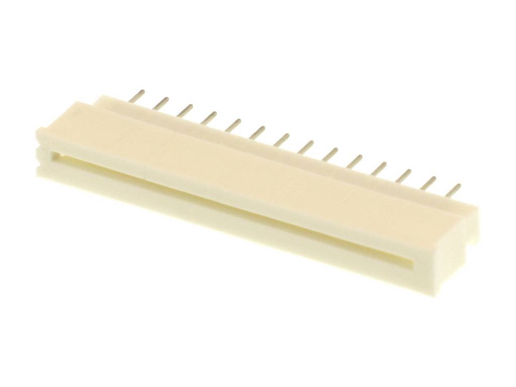 En hvid elektronisk stik med flere metalben, der stikker ud fra et rektangulært plastikdæksel, vist tæt på.