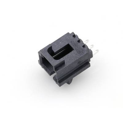 En elektrisk stikforbindelse af sort plast med tre metalpinde, på hvid baggrund.
