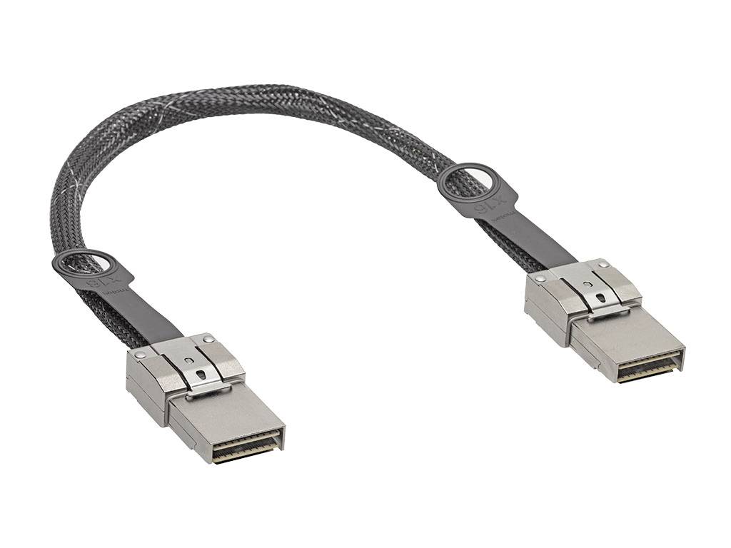 Et sort, flettet kabel med to ens sølvfarvede stik i enderne, egnet til computersammenkoblinger.
