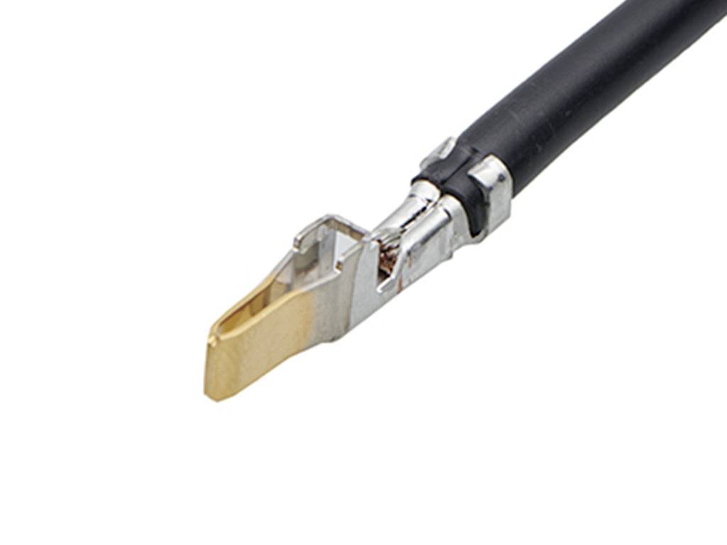 Et sort kabel med et metallisk stik, som har en flad, guldfarvet klemme i den ene ende.