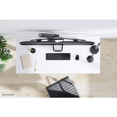 Et moderne arbejdsplads set oppefra: hvidt bord med tastatur, mus, notesbog, pen, skærmbeslag og skrivebordslampe.