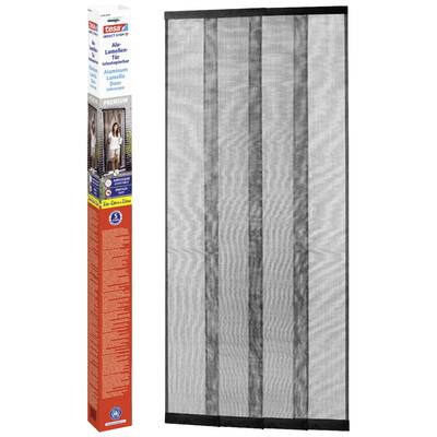 Produktemballage og billede af et gråt Tesa Insect Stop aluminiumsnet-gardin til døre, vist ved siden af en kvinde, der står i en døråbning.